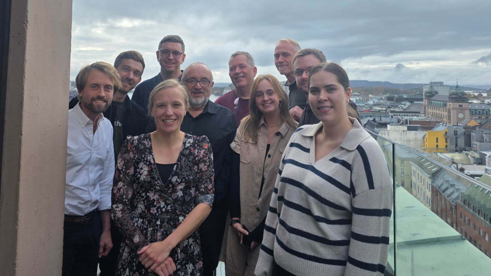 Medarbejdere fra Kirkedata og ChurchDesk står sammen med Oslo i baggrunden