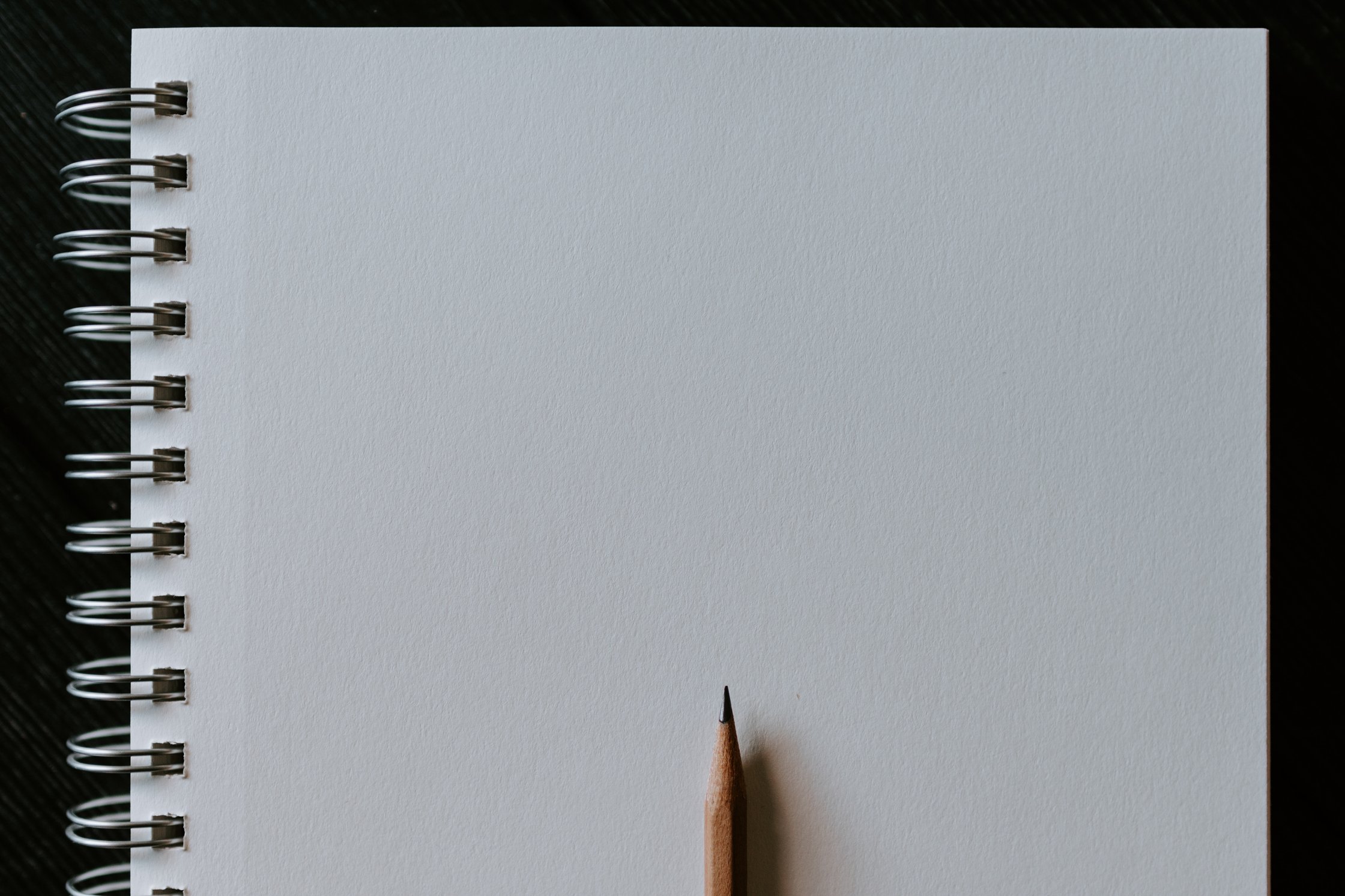 En blyant på et blankt stykke papir